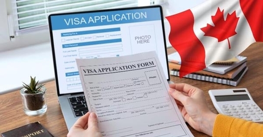 ویزای کار نیروی کار ماهر کانادا (Skilled Worker Visa) ویزای کار نیروی کار ماهر (Skilled Worker Visa) یکی از مهم‌ترین مسیرهای مهاجرتی به کانادا است که به افرادی که دارای توانایی‌ها، تخصص‌ها، و تجارب شغلی مورد نیاز بازار کار کانادا هستند، اجازه می‌دهد به این کشور مهاجرت کنند. این ویزا به متقاضیان این امکان را می‌دهد تا به عنوان نیروی کار ماهر وارد بازار کار کانادا شوند و در بسیاری از موارد، شرایط مناسبی برای درخواست اقامت دائم (Permanent Residency) نیز فراهم می‌کند. برنامه‌های مرتبط با نیروهای کار ماهر کانادا چندین برنامه مهاجرتی را برای نیروهای کار ماهر ارائه می‌دهد که هر کدام شرایط و مزایای خاصی دارند. مهم‌ترین مسیرها شامل موارد زیر هستند: 1. برنامه اکسپرس انتری (Express Entry) برنامه اکسپرس انتری یک سیستم مهاجرتی آنلاین است که بر اساس مهارت‌ها و توانایی‌های متقاضیان فعالیت می‌کند. این سیستم شامل سه زیرمجموعه اصلی است: برنامه نیروی کار ماهر فدرال (Federal Skilled Worker Program – FSWP): ویژه افرادی با تجربه و تخصص شغلی در سطح حرفه‌ای. برنامه نیروی کار ماهر فنی فدرال (Federal Skilled Trades Program – FSTP): مناسب برای افراد دارای مهارت‌های فنی و مشاغل فنی-حرفه‌ای. برنامه تجربه کانادایی (Canadian Experience Class – CEC): برای افرادی که پیش‌تر در کانادا مشغول به کار یا تحصیل بوده‌اند. اطلاعات بیشتر در مورد اکسپرس انتری (Express Entry) را در وب‌سایت رسمی دولت کانادا مطالعه کنید. 2. برنامه نامزدی استانی (Provincial Nominee Program – PNP): این برنامه برای افرادی طراحی شده که مهارت‌ها و توانایی‌های لازم برای کار در استان‌های خاص کانادا را دارند. هر استان یا منطقه قوانین و نیازهای شغلی خاص خود را دارد. برخی از برنامه‌های استانی در سیستم اکسپرس انتری ادغام شده‌اند. 3. برنامه نیروی کار ماهر کبک (Quebec Skilled Worker Program – QSWP): این برنامه مختص استان کبک است و متقاضیان باید علاوه بر شرایط عمومی مهاجرت، مهارت‌های زبان فرانسوی و تطابق با نیازهای بازار کار کبک را نیز داشته باشند. 4. برنامه مهاجرت از طریق مشاغل روستایی و مناطق شمالی (Rural and Northern Immigration Pilot – RNIP): این برنامه برای افرادی است که می‌خواهند در جوامع کوچک‌تر کانادا زندگی و کار کنند. هدف آن جذب نیروی کار ماهر به مناطق کم‌جمعیت است. شرایط دریافت ویزای نیروی کار ماهر شرایط لازم برای واجد شرایط شدن بسته به برنامه انتخابی متفاوت است، اما موارد زیر معمولاً مورد نیاز هستند: 1. تجربه کاری: متقاضی باید حداقل یک سال تجربه کاری تمام‌وقت (یا معادل پاره‌وقت) در مشاغل ماهر طبقه‌بندی‌شده در سطوح مهارتی NOC 0، A یا B داشته باشد. 2. مدرک تحصیلی: مدرک تحصیلی متقاضی باید معادل مدارک آموزش عالی در کانادا باشد. برای این منظور باید مدارک خود را از طریق ارزیابی مدارک تحصیلی (Educational Credential Assessment – ECA) تأیید کنید. 3. مهارت‌های زبانی: متقاضی باید آزمون زبان معتبری مانند IELTS یا TEF (برای زبان فرانسوی) ارائه کند. حداقل امتیاز لازم به برنامه مهاجرتی بستگی دارد: CLB 7 (معادل نمره 6 در تمامی مهارت‌های آیلتس جنرال) برای برنامه نیروی کار ماهر فدرال. CLB 5 یا پایین‌تر برای برخی مشاغل فنی (FST). 4. امتیازبندی: متقاضیان در اکثر برنامه‌های نیروی کار ماهر باید حداقل امتیاز لازم در معیارهای مختلف (مانند تحصیلات، سن، تجربه کاری، مهارت‌های زبان و ارتباط با کانادا) کسب کنند. در سیستم اکسپرس انتری، متقاضی بر اساس سیستم Comprehensive Ranking System (CRS) امتیاز دریافت می‌کند. 5. تمکن مالی: در اکثر برنامه‌ها (به‌جز مواردی که فرد پیشنهاد شغلی معتبر دارد)، متقاضی باید ثابت کند که توانایی مالی لازم برای تأمین هزینه‌های زندگی خود و خانواده‌اش را هنگام ورود به کانادا دارد. 6. پیشنهاد شغلی (در موارد اختیاری): برخی برنامه‌ها (مانند PNP یا FST) ممکن است احتیاج به پیشنهاد شغلی از یک کارفرمای کانادایی داشته باشند. مدارک لازم برای درخواست ویزای نیروی کار ماهر پاسپورت معتبر. نتایج آزمون زبان (IELTS یا TEF). مدارک تحصیلی به همراه تأییدیه‌ی ECA. مدارک اثبات تجربه کاری (مانند قراردادها، فیش‌های حقوقی و نامه از کارفرما). اطلاعات مربوط به تمکن مالی. در برخی موارد، مدارک مربوط به پیشنهاد شغلی معتبر. مراحل درخواست ویزای نیروی کار ماهر انتخاب مسیر مناسب: متقاضی باید یکی از برنامه‌های مهاجرتی مرتبط (اکسپرس انتری، PNP، QSWP، یا غیره) را انتخاب کند. ایجاد پروفایل آنلاین: برای برنامه اکسپرس انتری، باید یک پروفایل آنلاین ایجاد کنید و اطلاعاتی نظیر سوابق شغلی، نمرات زبان، و مدارک تحصیلی را وارد کنید. دریافت دعوت‌نامه (ITA): متقاضیانی که امتیاز کافی در سیستم CRS یا برنامه‌های استانی کسب کنند، دعوت‌نامه‌ای برای درخواست اقامت دائم دریافت خواهند کرد. ارسال درخواست: درخواست خود را همراه با مدارک لازم به اداره مهاجرت کانادا (IRCC) ارسال کنید. پرداخت هزینه‌ها: شامل هزینه درخواست و حق اقامت دائم. انتظار برای تصمیم‌گیری: زمان پردازش بسته به نوع برنامه متفاوت است، اما معمولاً حدود 6 ماه برای اکسپرس انتری طول می‌کشد. مزایای ویزای نیروی کار ماهر مسیر به اقامت دائم: بسیاری از برنامه‌ها به متقاضیان امکان می‌دهند که پس از ورود به کانادا برای اقامت دائم درخواست دهند. فرصت‌های شغلی گسترده: متقاضیان به عنوان متخصصان یا تکنسین‌ها می‌توانند از فرصت‌های شغلی فراوان در کانادا بهره‌مند شوند. مزایای خانوادگی: افراد می‌توانند خانواده خود را همراه بیاورند. در بیشتر موارد، همسر متقاضی واجد شرایط ویزای کار باز و فرزندان برای تحصیل رایگان خواهند بود. دسترسی به خدمات: دارندگان این ویزا به خدمات بهداشتی و مزایای اجتماعی کانادا دسترسی دارند. جمع‌بندی ویزای نیروی کار ماهر کانادا یک گزینه عالی برای متخصصانی است که به دنبال فرصت‌های شغلی بهتر و اقامت دائم در کانادا هستند. از طریق برنامه‌های مختلفی مانند اکسپرس انتری یا نامزدی استانی، افراد می‌توانند وارد بازار کار کانادا شوند و در نهایت با بهره‌برداری از تخصص و تجربه خود، زندگی جدیدی در این کشور آغاز کنند. برای اطلاعات بیشتر و ثبت درخواست، همیشه به وب‌سایت رسمی IRCC مراجعه کنید.